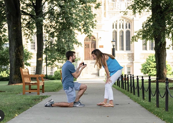 Read more about the article How Can Couples Choose the Perfect Props for Their Engagement Photos?